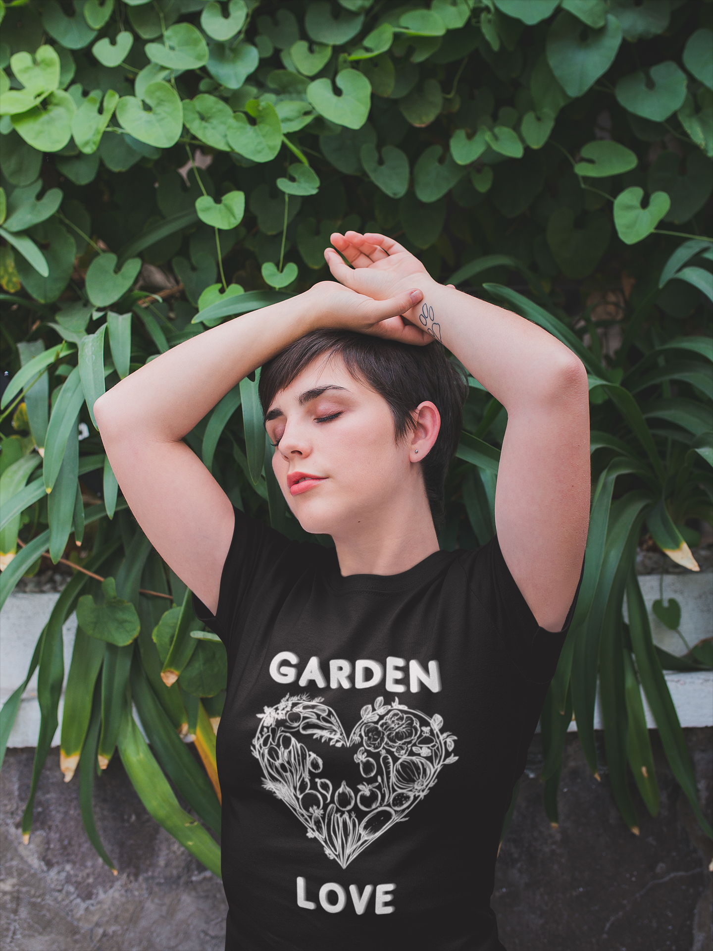 Garden Love | Botanical Heart Minimalist T-Shirt