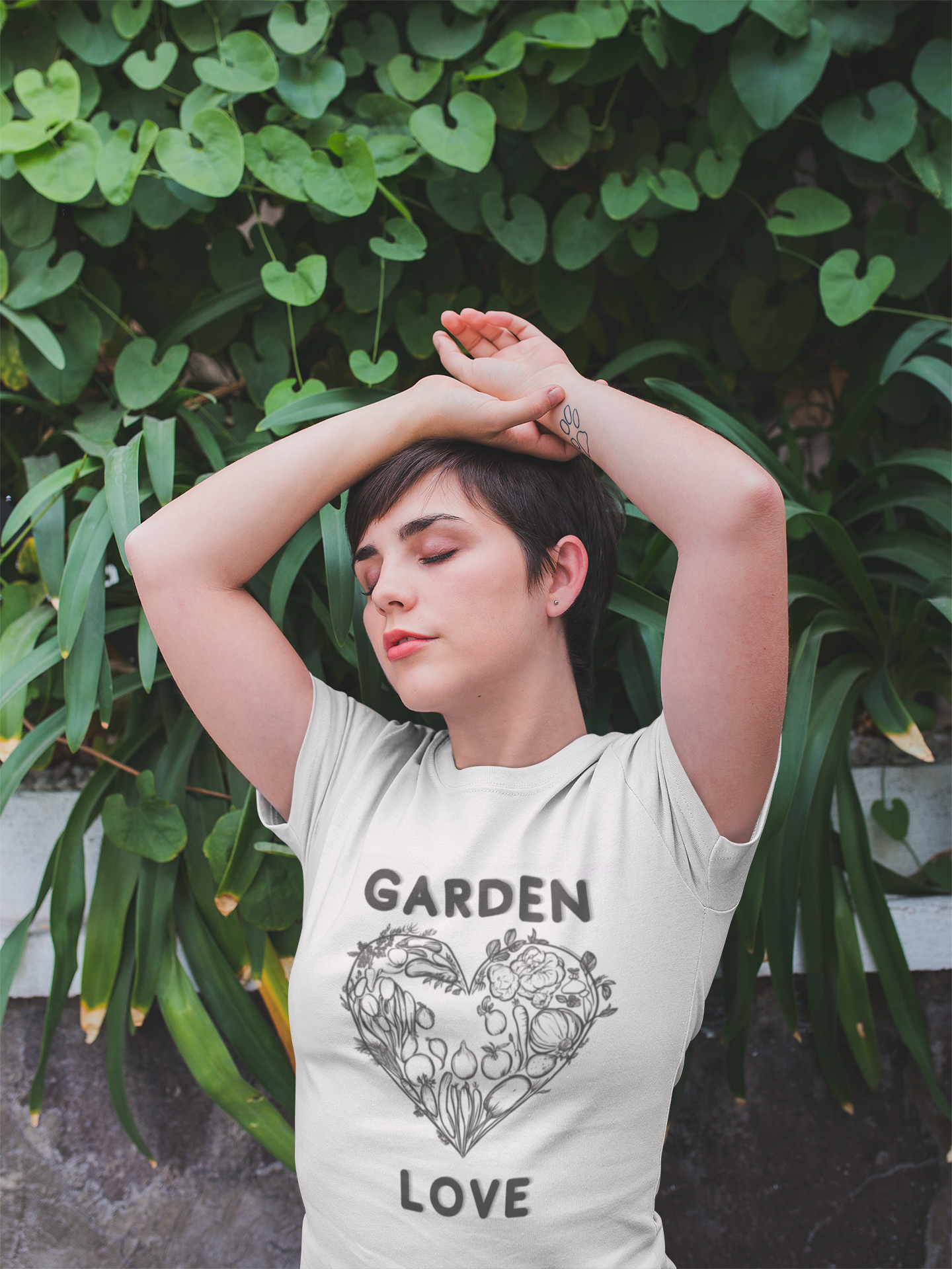 Garden Love | Botanical Heart Minimalist T-Shirt